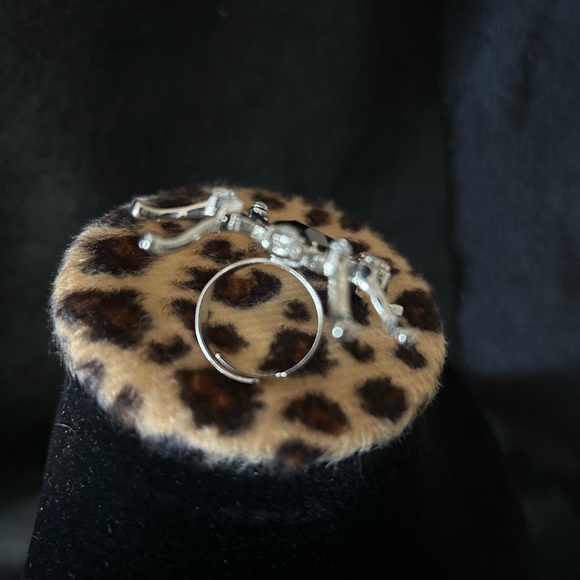 Elegant Black Gem Spider Ring - Picture 5 of 10